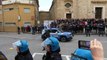 Cutro, manifestanti lanciano peluche al passaggio delle auto di Meloni, Salvini e Tajani