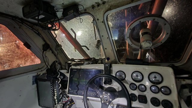 장흥 정박 어선에서 유증기 폭발...3명 부상 / YTN