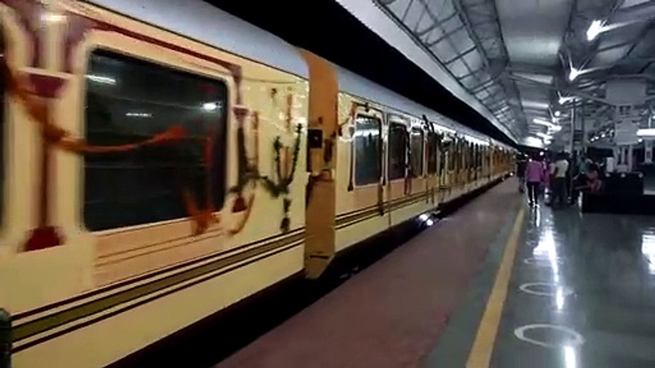 छह सुपरफास्ट ट्रेन का विक्रमगढ़ आलोट स्टेशन पर हाल्ट