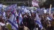 Miles de manifestantes bloquean las vías al aeropuerto de Tel Aviv para protestar contra una reforma legal