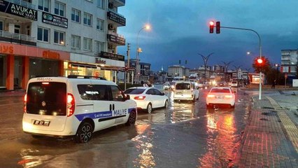 Dolu yağışı Kadirli'yi beyaza bürüdü