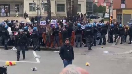 Il lancio di peluche verso il corteo del governo a Cutro