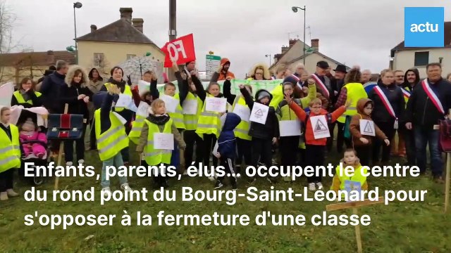 À Gouffern-en-Auge, manifestation sur un rond point contre la fermeture d'une classe