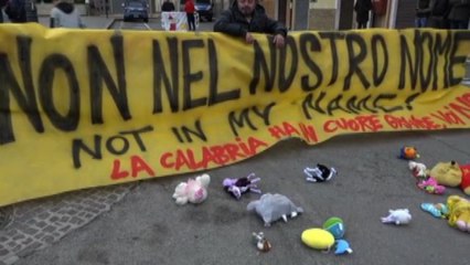 Cutro divisa: fra il corteo del governo e le proteste