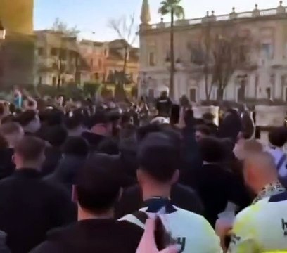 Sevilla - Fenerbahçe maçı öncesi hükümet istifa sloganları