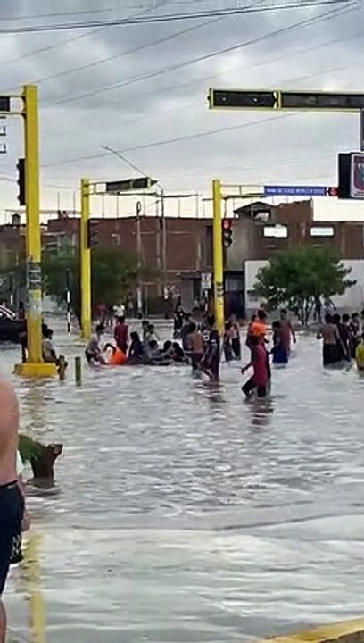 Niños juegan en medio de precipitaciones en Piura