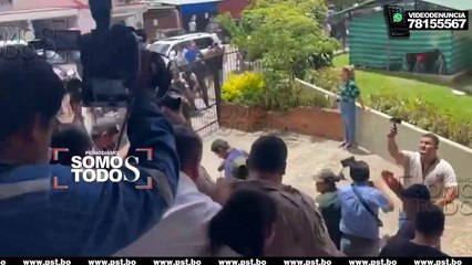 ACTIVISTAS AGREDEN Y ABUCHEAN AL ALCALDE CRUCEÑO EN INSTALACIONES DE LA GOBERNACIÓN