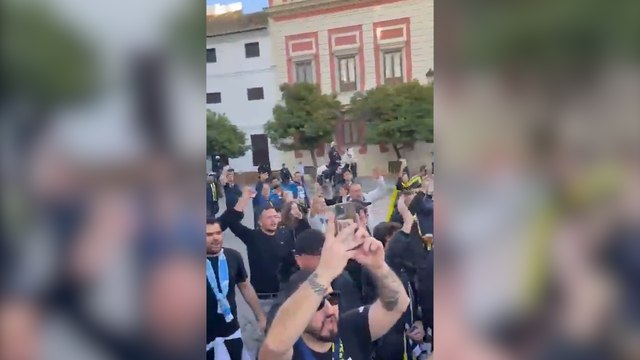 Fenerbahçe taraftarı, Sevilla’da da AKP hükümetini istifaya davet etti