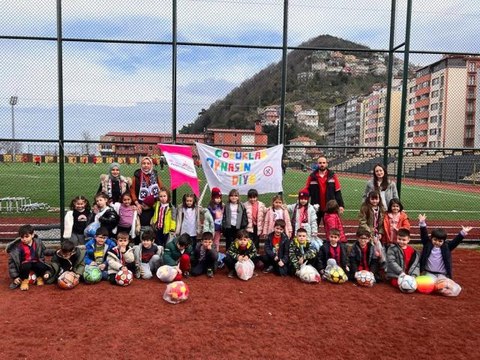 Anaokulu öğrencileri deprem bölgesine eşya gönderdi