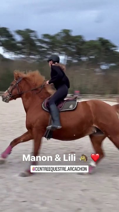 Ce mercredi 8 mars, Laure Manaudou a publié une vidéo dans sa story sur laquelle on peut voir Manon sur son cheval, LiliManon, la fille de Laure Manaudou et son cheval, Lili