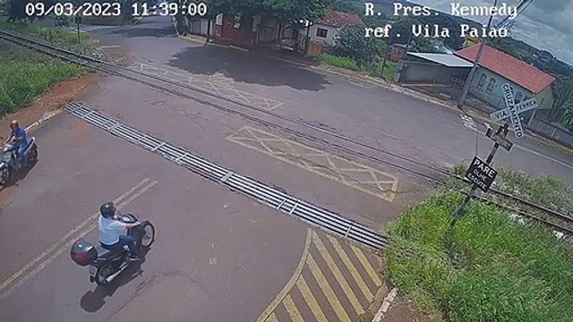 Vídeo mostra grave acidente entre trem e ônibus da Apae em Jandaia do Sul