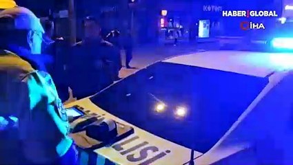 Gençlerin motosiklet üzerindeki tehlikeli gösterisi kazayla son buldu