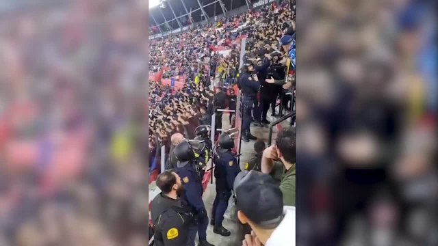 La agresión policial en el Pizjuán a un aficionado turco en el Sevilla vs. Fenerbahce de Europa League