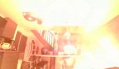 Vídeo chocante mostra a explosão de uma scooter elétrica dentro de uma casa