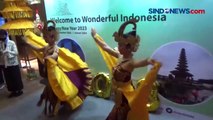 Menparekraf Sandiaga Kalungkan Bunga Wisatawan Pertama yang Tiba di Bali pada Tahun 2023