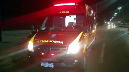 Motociclista desvia de cachorro e sofre queda na Carlos Gomes