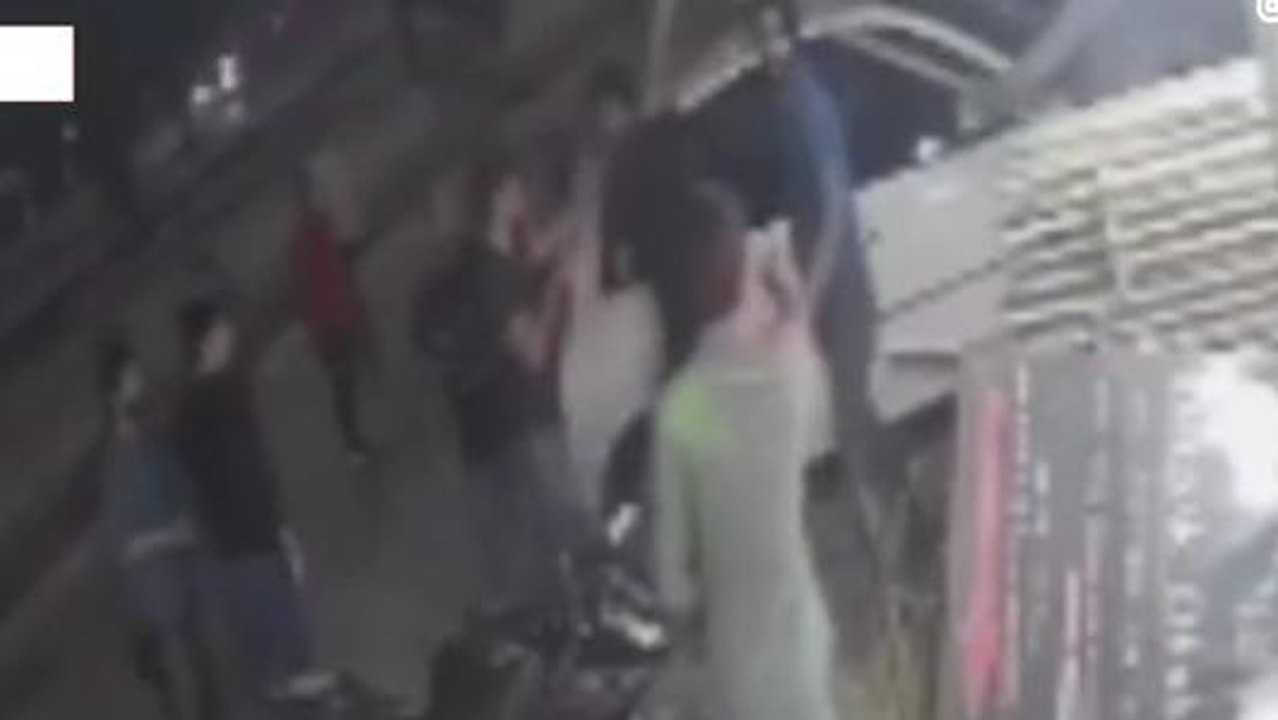 गौतमबुद्ध नगर: दो पक्षों में जमकर मारपीट, चले लाठी-डंडे, सीसीटीवी कैमरे में कैद