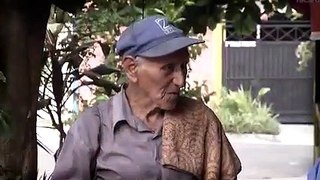 EL SALVADOR - TIENE MÁS DE 100 AÑOS Y HACE MANDADOS PARA CONSEGUIR SU COMIDA