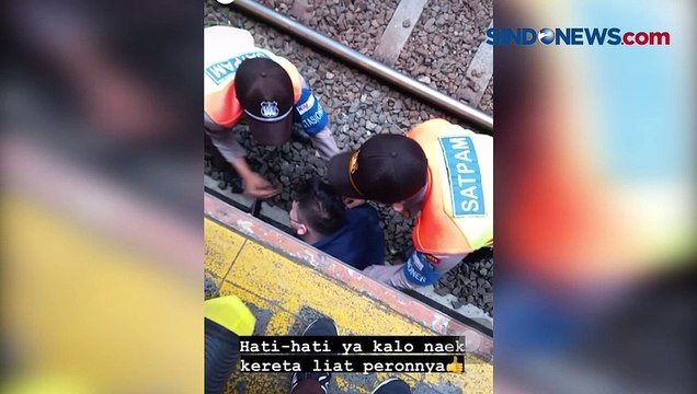 Detik-Detik Evakuasi Penumpang KRL yang Jatuh ke Peron di Stasiun Sudirman