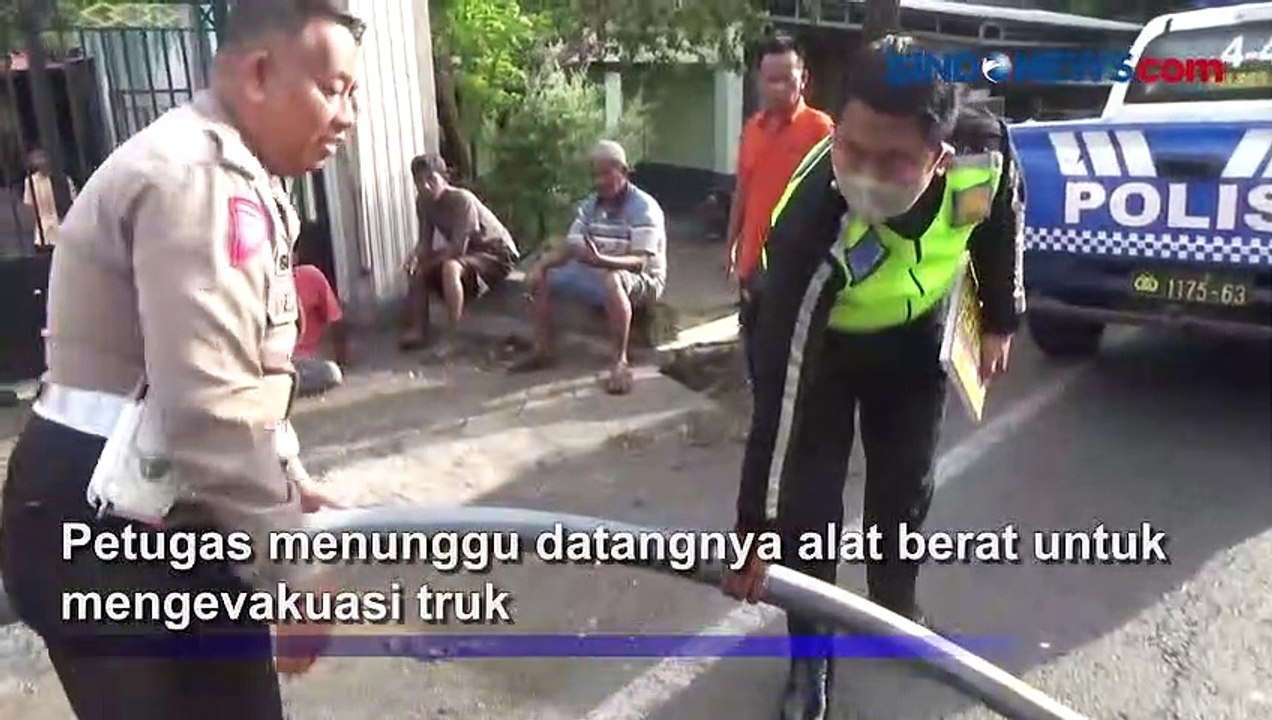 Tabrak Toko dan Tiang PJU, Truk Terguling di Jombang