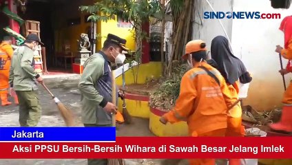 Aksi PPSU Bersih-Bersih Wihara di Sawah Besar Jelang Imlek