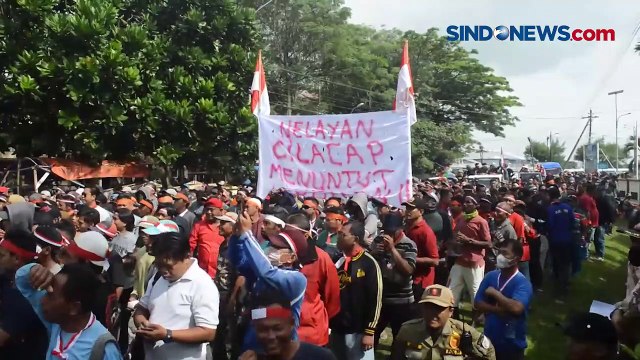 Truk Muatan Gulungan Baja Seberat 20 Ton Terguling Usai Tabrak Pembatas Jalan