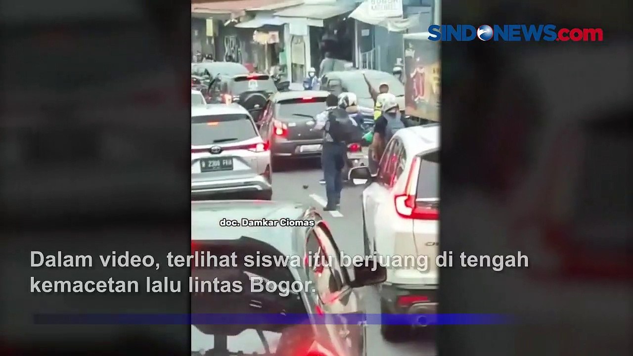 Heroik, Siswa SMP Bantu Buka Jalan Mobil Damkar...