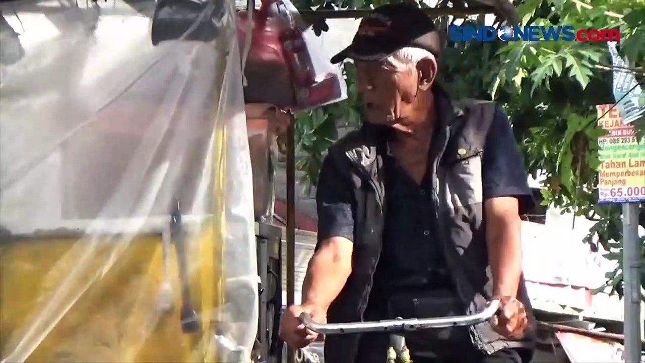 Kisah Seorang Kakek Jual Burger Keliling di Usia Senja