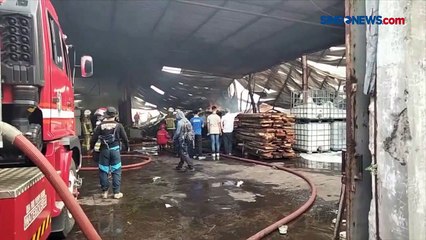 Kebakaran Gudang Mebel, Api Sempat Merambat ke Bangunan Lain