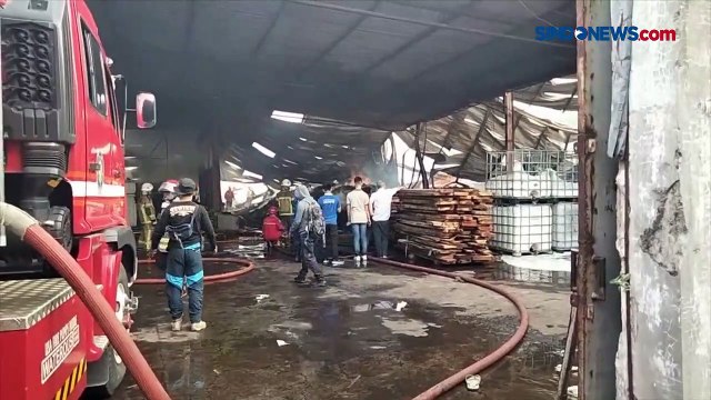 Kebakaran Gudang Mebel, Api Sempat Merambat ke Bangunan Lain