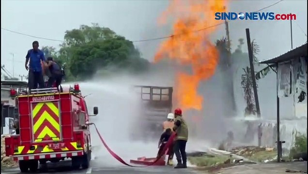 Diduga Terkena Percikan Api Alat Las, Truk Bermuatan Gas Elpiji Terbakar