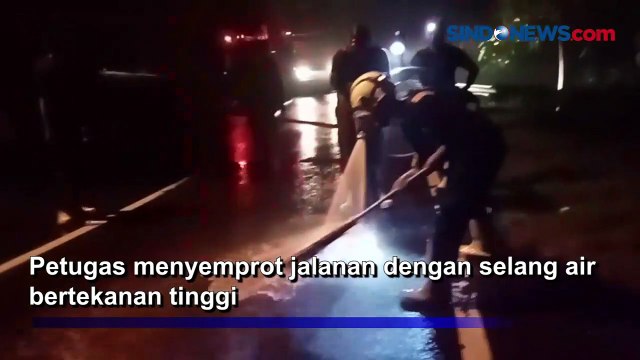 Damkar Bersihkan Tumpahan Solar di Jalan Akses Bondowoso - Surabaya