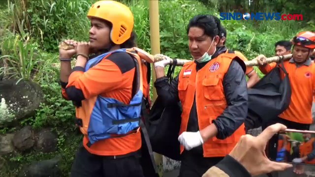 Evakuasi Pasutri yang Tewas Terseret Arus Banjir Bandang di Parepare