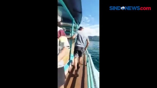 Viral! Wanita Nekat Lompat dari Kapal di Danau Toba