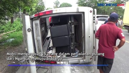 Mobil Bawa 25 Orang Terguling