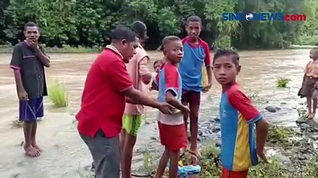 Siswa SD Seberangi Sungai Arus Deras Demi Bersekolah di Sikka
