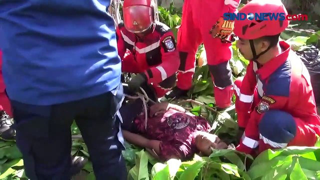 Tersengat Listrik saat Potong Ranting Pohon, Pria Dievakuasi Tim Damkar dan Polisi