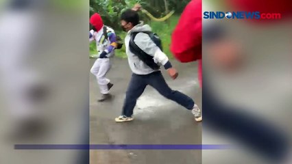 Download Video: Aksi Remaja SMP di Depok Tawuran Bawa Celurit, Dua Siswa Terluka