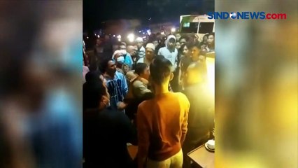 Tải video: 3 Pemotor dalam 1 Keluarga Tewas Ditabrak Bus di Bojonegoro, Sopir Nyaris Dihajar Massa