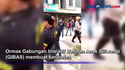Bentrok Anggota Ormas di Bekasi Gulingkan Mobil yang Ditumpangi Polisi