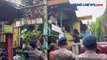 Evakuasi Warga, Tim SAR Brimob Terobos Banjir di Makassar