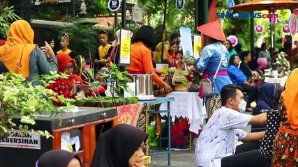 Скачать видео: Festival Jenang Nusantara, Melestarikan Makanan Tradisional Khas Solo