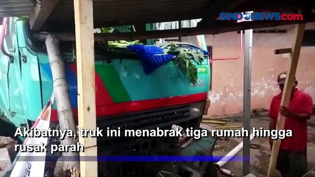 Truk Boks Tabrak Tiga Rumah hingga Rusak Parah di Mojokerto