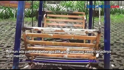 Viral! Sepasang Remaja Asyik Bermesraan di Taman Kota Sampang