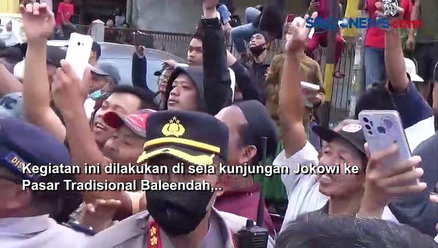 Jokowi Tinjau Pasar Baleendah, Ribuan Warga Berebut Kaos
