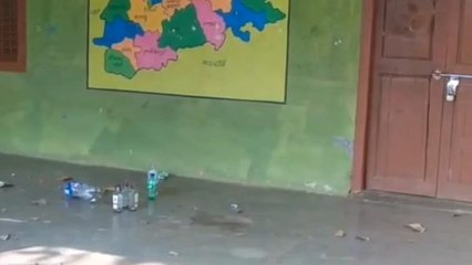 మహబూబాబాద్: మందు బాబులకు అడ్డాగా ప్రభుత్వ పాఠశాల