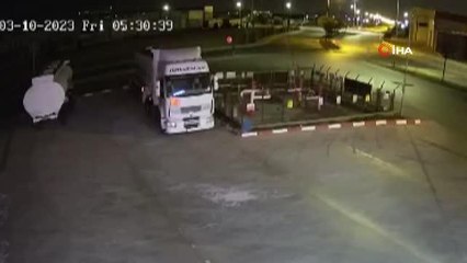 Kayseri'de depremin şiddeti kameraya böyle yansıdı: Şimşekler gökyüzünü aydınlattı, tır beşik gibi sallandı