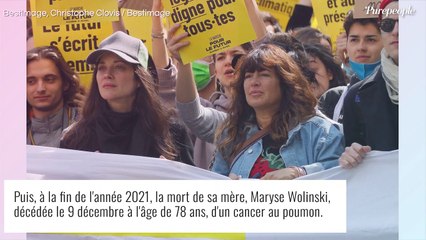 "Bianca te ressemble" : Elsa Wolinski, ce que sa fille a pris de son père assassiné tragiquement