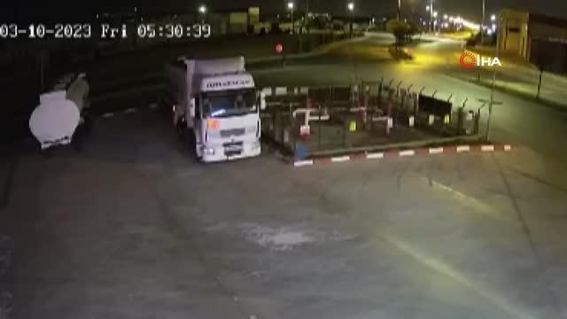 Kayseri'de depremin şiddeti kameraya böyle yansıdı: Şimşekler gökyüzünü aydınlattı, tır beşik gibi sallandı