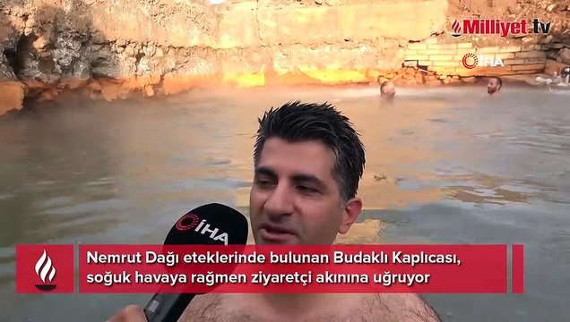 Etrafı karla kaplı doğal jakuzinin keyfini çıkarıyorlar